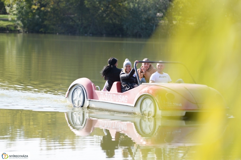 Sóstó az őszi napsütésben