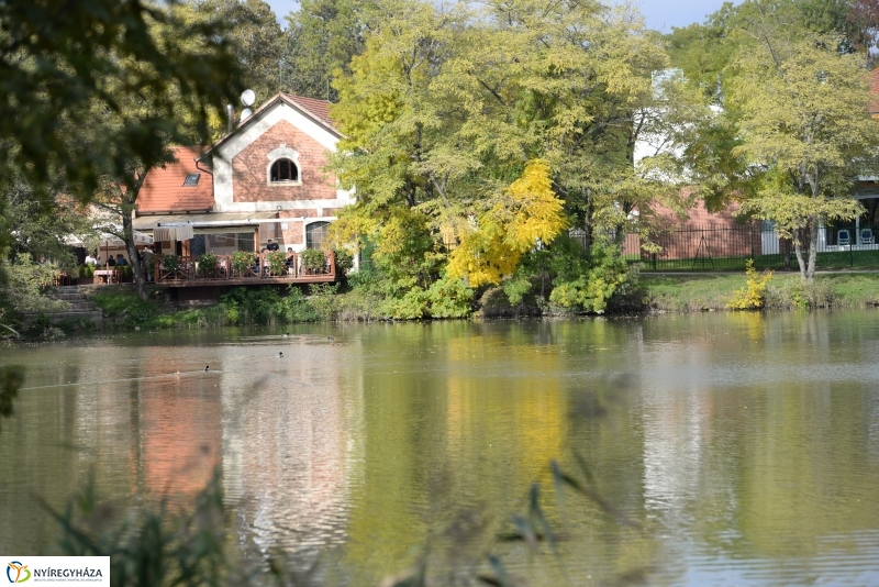 Sóstó az őszi napsütésben
