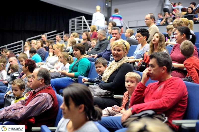 Éjjel-Nappal Micimackó zenés mesejáték
