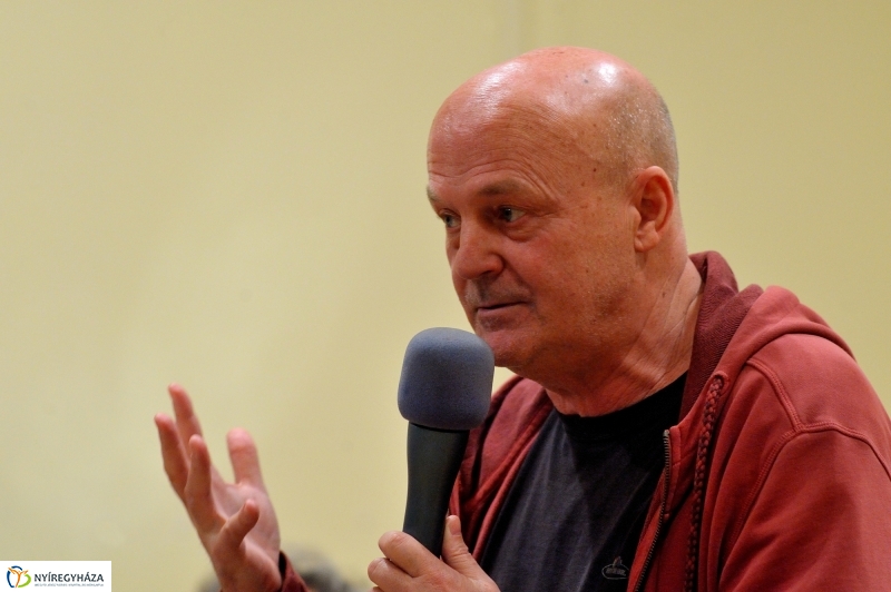 Vörös Postakocsi lapszámbemutató