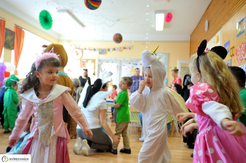 Farsangolás az Eszterlánc óvodában