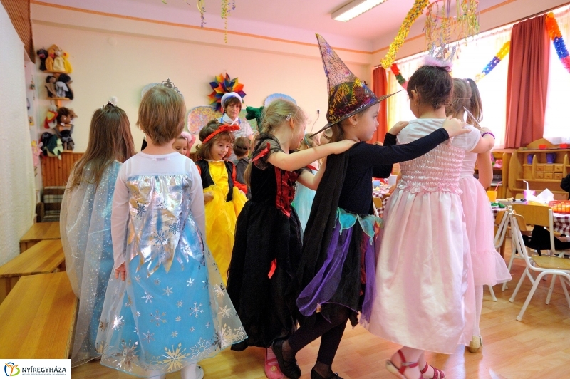 Farsangolás az Eszterlánc óvodában
