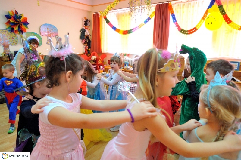 Farsangolás az Eszterlánc óvodában