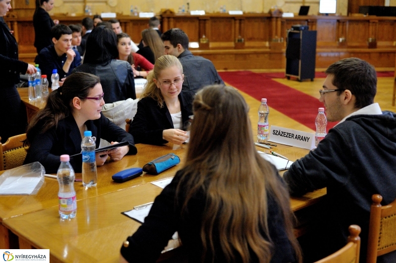 Középiskolai vetélkedő - Túl az első X-en