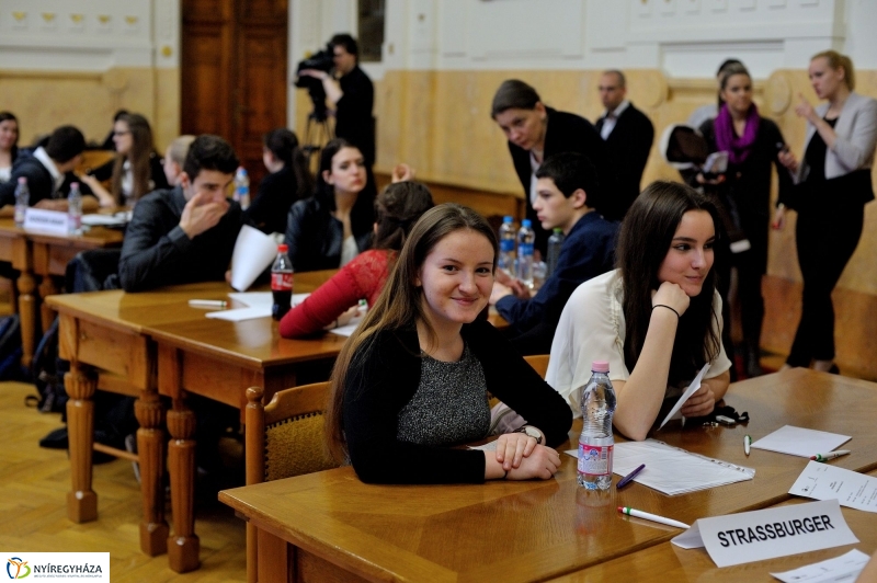 Középiskolai vetélkedő - Túl az első X-en
