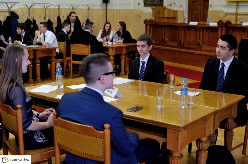 Középiskolai vetélkedő - Túl az első X-en