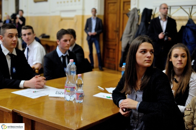 Középiskolai vetélkedő - Túl az első X-en