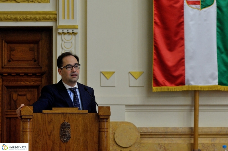 Középiskolai vetélkedő - Túl az első X-en