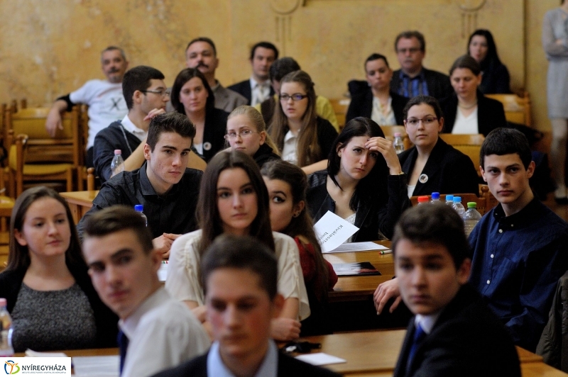 Középiskolai vetélkedő - Túl az első X-en