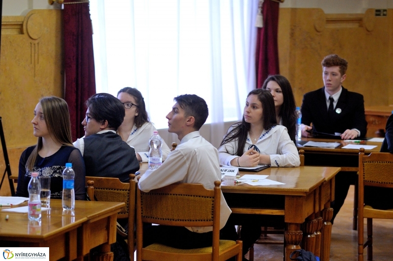 Középiskolai vetélkedő - Túl az első X-en