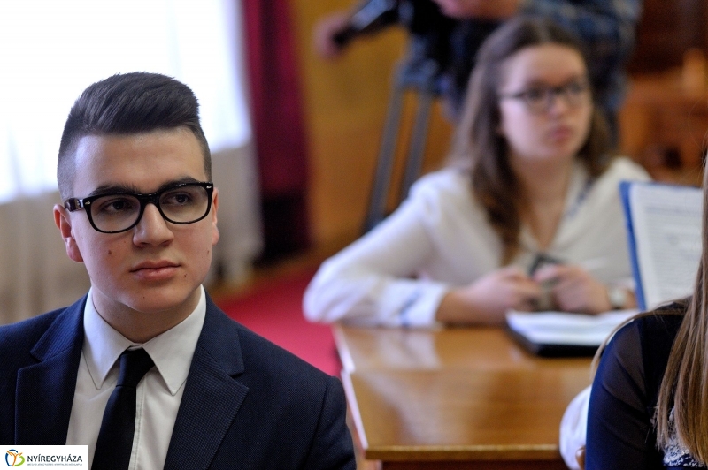 Középiskolai vetélkedő - Túl az első X-en