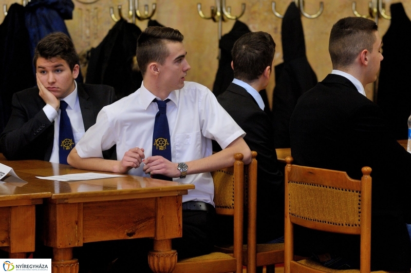 Középiskolai vetélkedő - Túl az első X-en