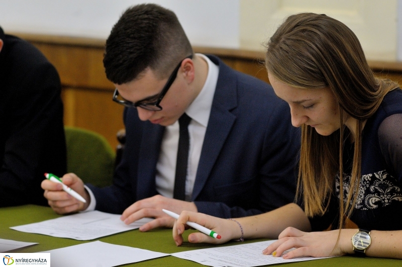 Középiskolai vetélkedő - Túl az első X-en