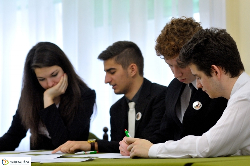 Középiskolai vetélkedő - Túl az első X-en