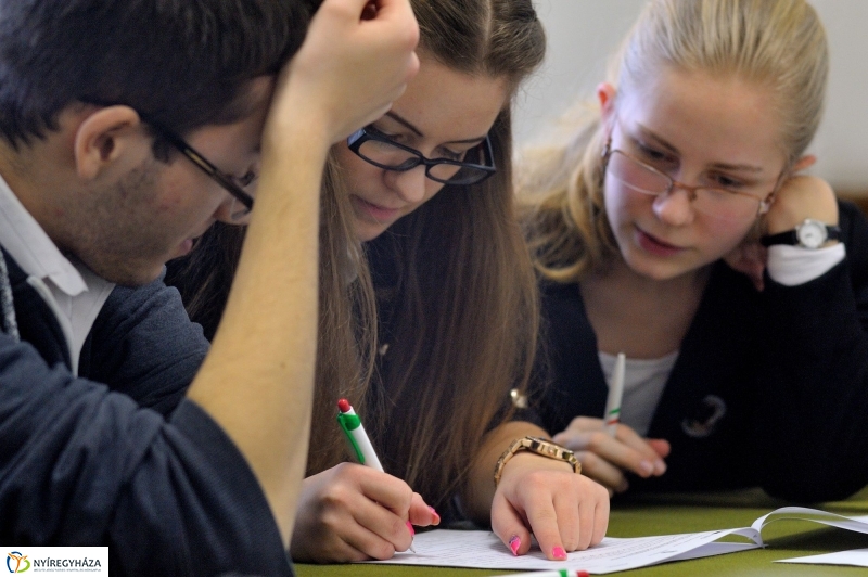 Középiskolai vetélkedő - Túl az első X-en