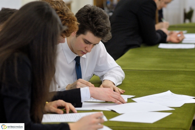 Középiskolai vetélkedő - Túl az első X-en