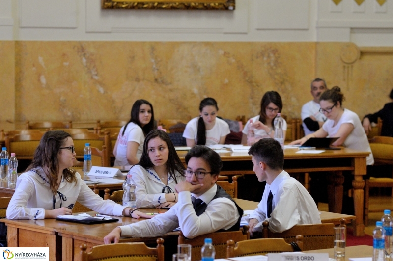 Középiskolai vetélkedő - Túl az első X-en