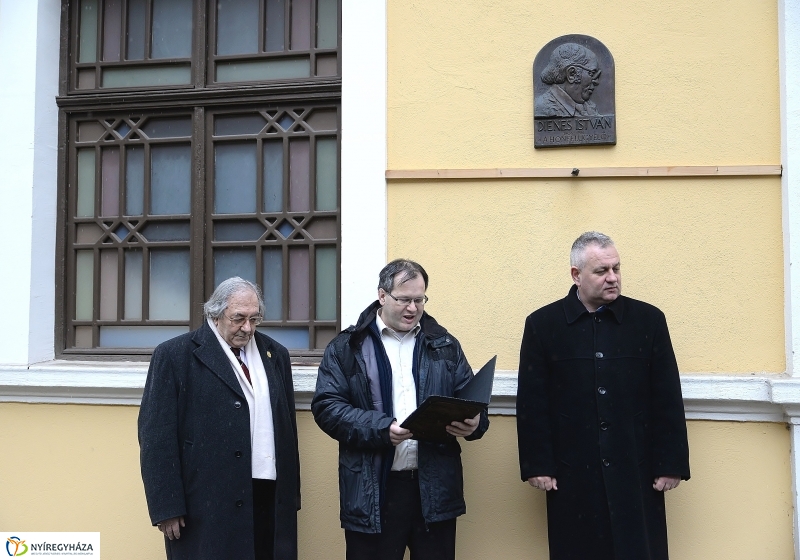 Koszorúzás Dienes István emléktáblája előtt