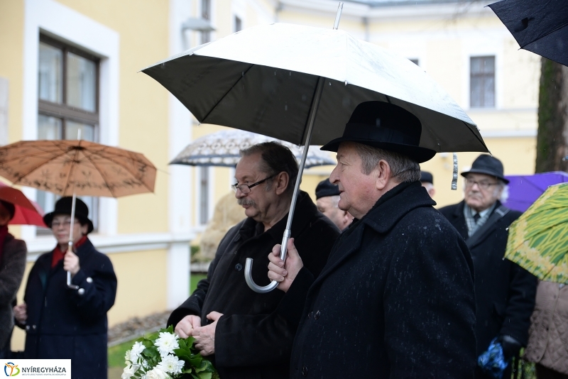 Koszorúzás Dienes István emléktáblája előtt