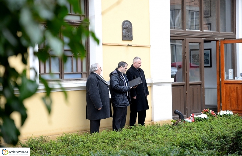 Koszorúzás Dienes István emléktáblája előtt