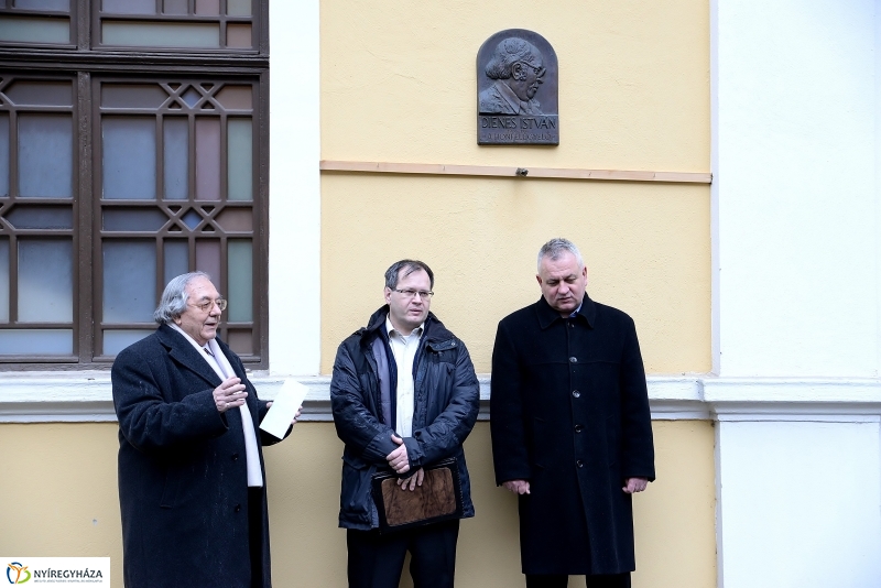 Koszorúzás Dienes István emléktáblája előtt