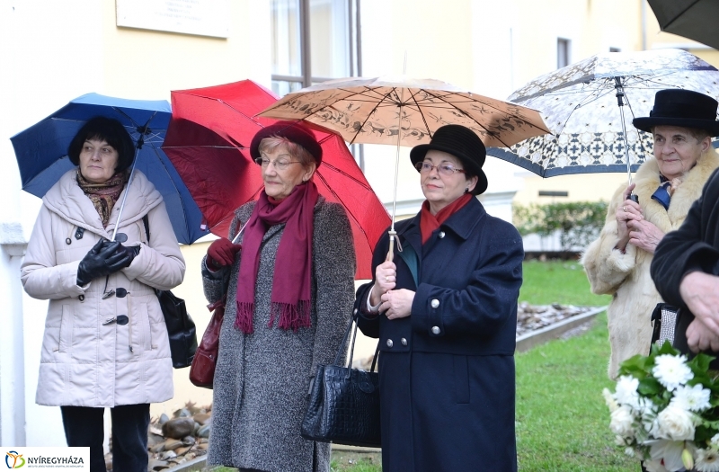 Koszorúzás Dienes István emléktáblája előtt