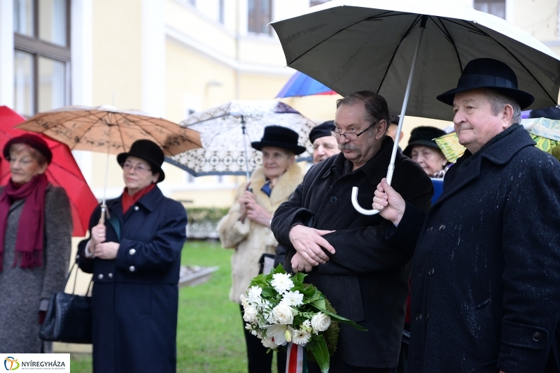 Koszorúzás Dienes István emléktáblája előtt
