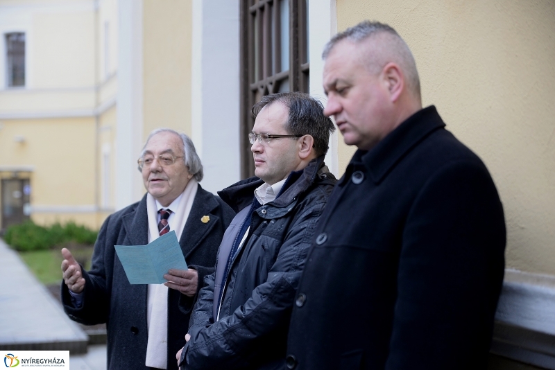 Koszorúzás Dienes István emléktáblája előtt