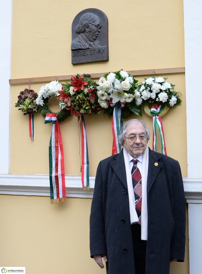 Koszorúzás Dienes István emléktáblája előtt