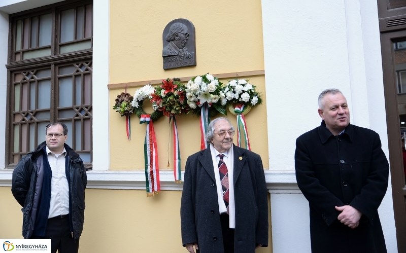 Koszorúzás Dienes István emléktáblája előtt