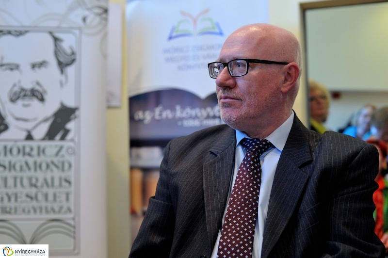 Nőnapi zenés irodalmi délután a könyvtárban