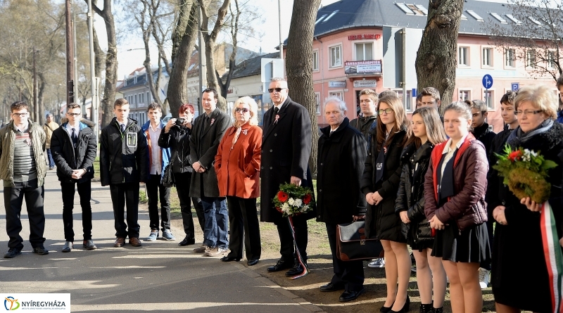 Koszorúzás Irányi Dániel emléktáblájánál