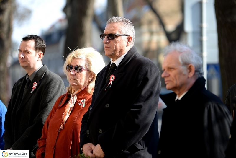 Koszorúzás Irányi Dániel emléktáblájánál