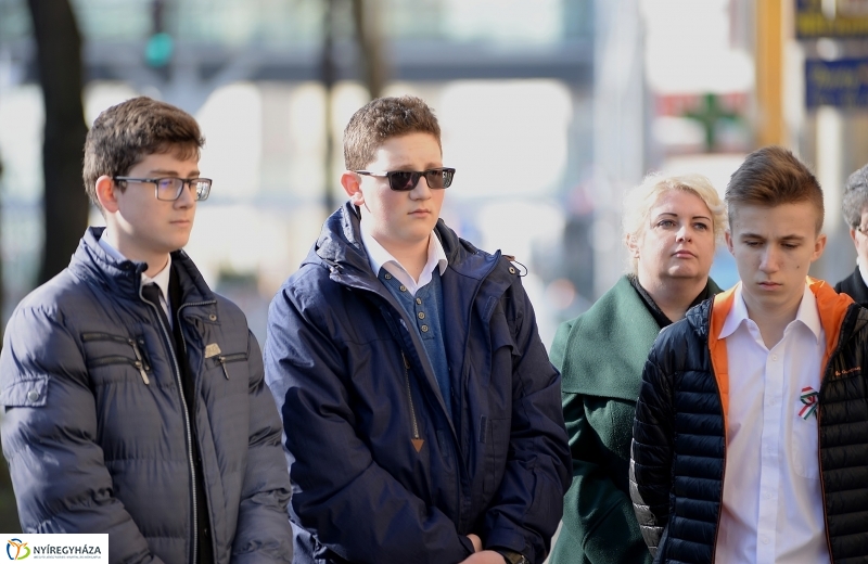 Koszorúzás Irányi Dániel emléktáblájánál