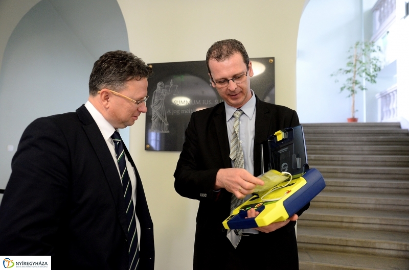 Defibrillátort kapott a Törvényszék