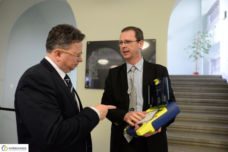 Defibrillátort kapott a Törvényszék