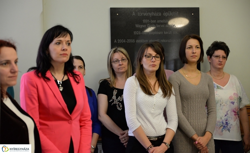 Defibrillátort kapott a Törvényszék