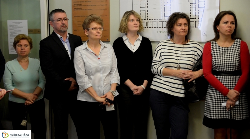 Defibrillátort kapott a Törvényszék