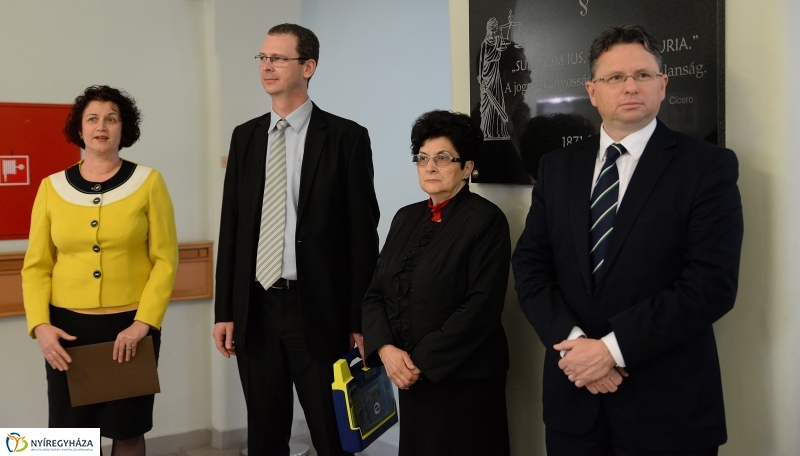 Defibrillátort kapott a Törvényszék