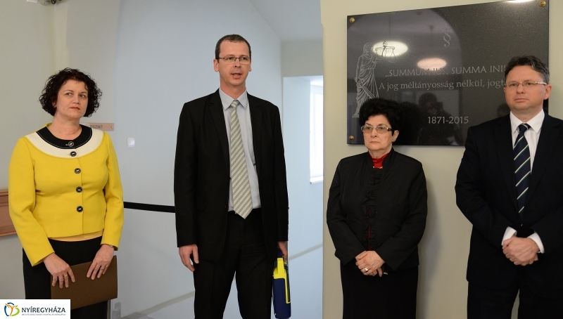 Defibrillátort kapott a Törvényszék