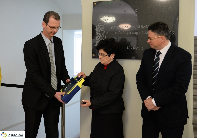 Defibrillátort kapott a Törvényszék