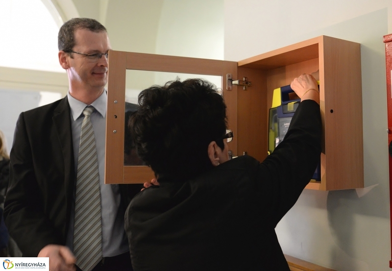 Defibrillátort kapott a Törvényszék