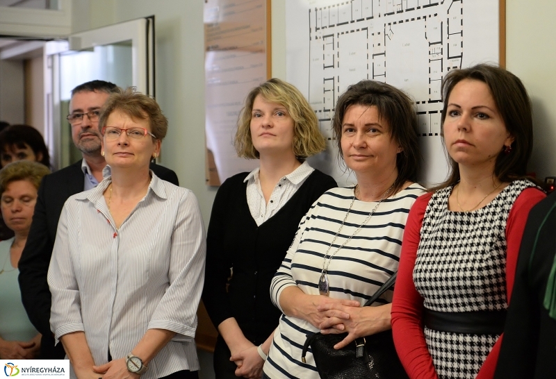 Defibrillátort kapott a Törvényszék