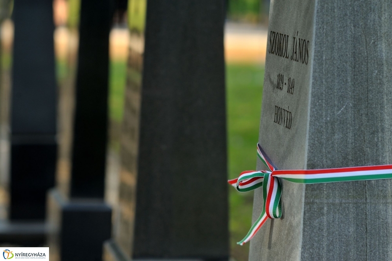 Virágok a hősök sírján