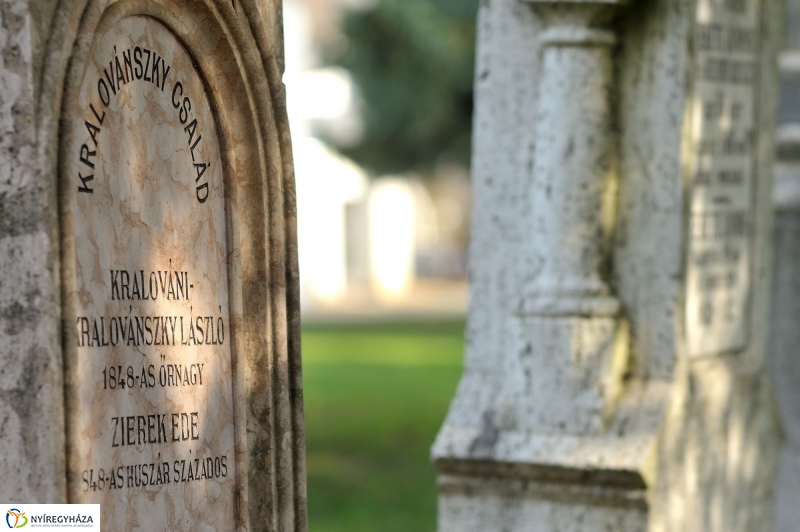 Virágok a hősök sírján