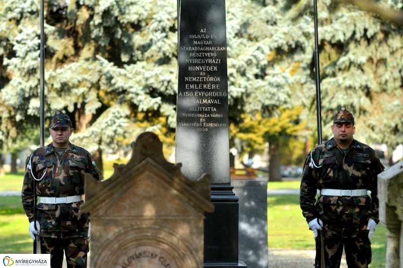 Virágok a hősök sírján