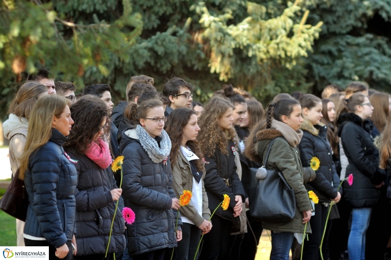 Virágok a hősök sírján