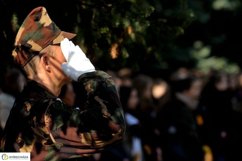 Virágok a hősök sírján