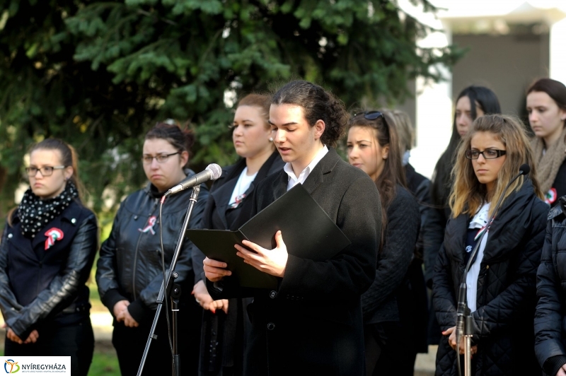 Virágok a hősök sírján