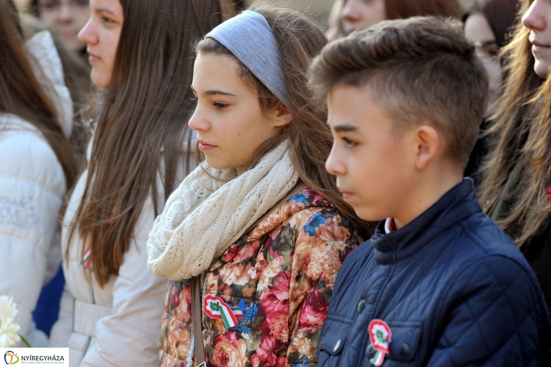 Virágok a hősök sírján